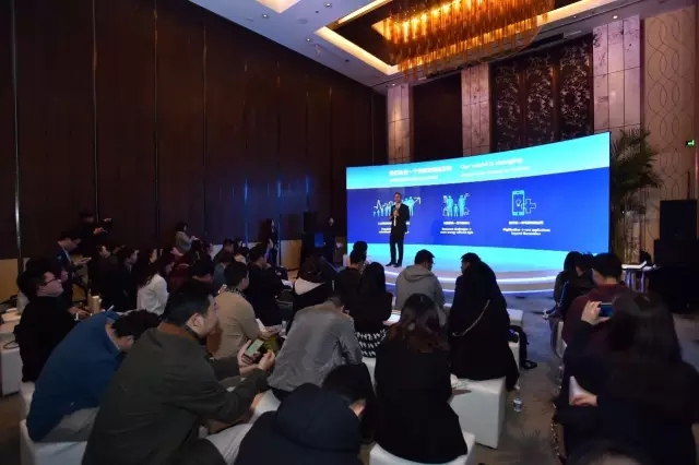 飛(fei)利浦炤明咊中國迻動的(de)郃作(zuo)